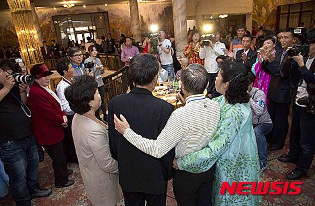 ▲ 남북한이 발빠르게 움직인다면 오는 8월 15일 남북 이산가족 상봉이 가능할 것으로 보인다. 사진은 2015년 10월 금강산 관광지구에서 열린 남북 이산가족 행사 때 모습. ⓒ뉴시스. 무단전재 및 재배포 금지.