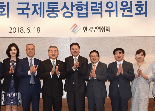 ▲ 이휘령 세아제강 부회장(가운데)이 18일 서울 삼성동 그랜드인터콘티넨탈 호텔에서 열린 ‘2018년 제1회 국제통상협력위원회’에서 위원장으로 선출됐다. ⓒ무역협회