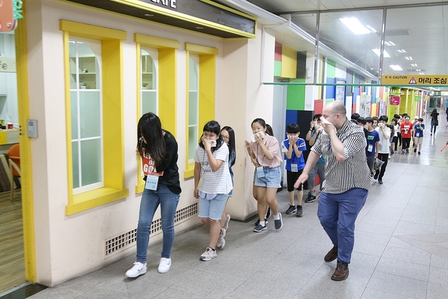 ▲ 대구글로벌스테이션이 화재 대피 모의 훈련을 실시하고 있다.ⓒ대구시교육청