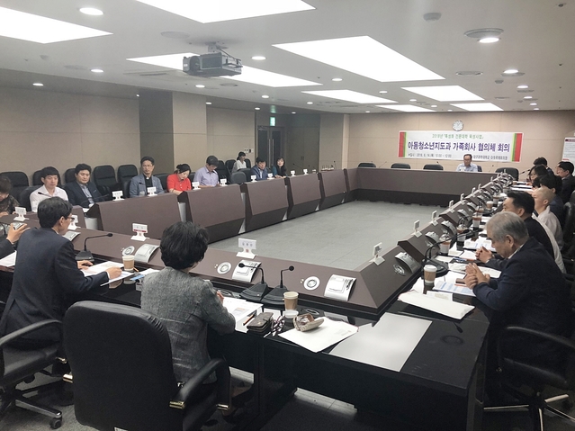 ▲ 대구과학대 아동청소년지도과가 14일 국제회의장에서 개최한 ‘가족회사 협의체 간담회’에서 참석자들이 청소년정책 및 산학협력 활성화에 대해 논의하고 있다.ⓒ대구과학대학교