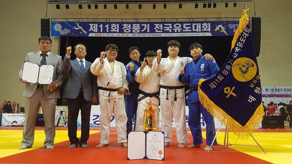 ▲ 청주대학교 유도부가 제11회 청풍기 전국 유도대회에서 창단 이후 첫 우승을 차지한 후 기념촬영을 하고 있다.ⓒ청주대