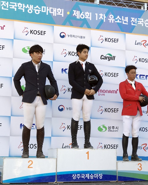 ▲ 사진 가운데 중원대 말산업융합학과 1학년 장건호 학생.ⓒ중원대