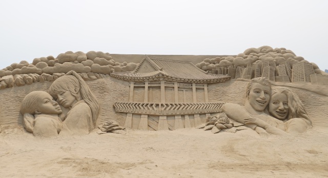 ▲ 지난해 영일대 해수욕장에서 펼쳐진 최지훈 작가의 모래조각 작품.ⓒ포항시