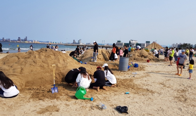 ▲ 지난해 온 가족이 함께 샌드패스티벌에 참여해 다양한 체험행사를 즐기고 있다.ⓒ포항시