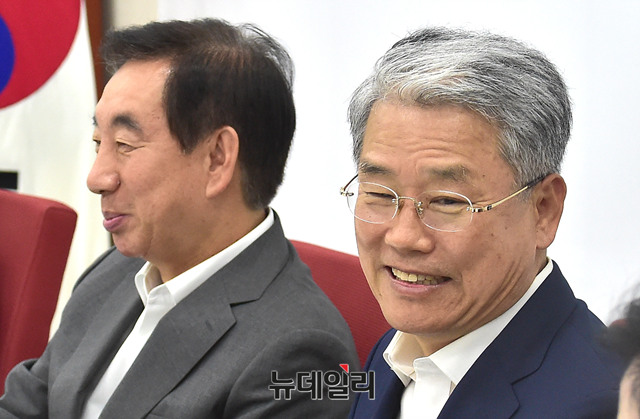▲ 김성태 지유한국당 대표 권한대행 겸 원내대표가 18일 오후 국회에서 김동철 바른미래당 비대위원장의 예방을 받고 대화를 나누고 있다. ⓒ뉴데일리 이종현 기자