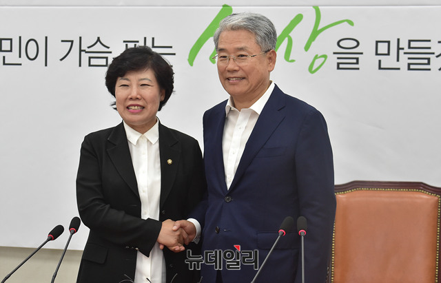 ▲ 조배숙 민주평화당 대표가 18일 오후 국회에서 김동철 바른미래당 비대위원장의 예방을 받고 악수를 나누고 있다. ⓒ뉴데일리 이종현 기자