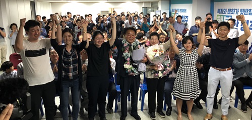 ▲ 한범덕 청주시장 당선인이 13일 선거사무소에서 당선이 유력해지자 가족들과 함께 환호하고 있다.ⓒ한범덕 당선인 측
