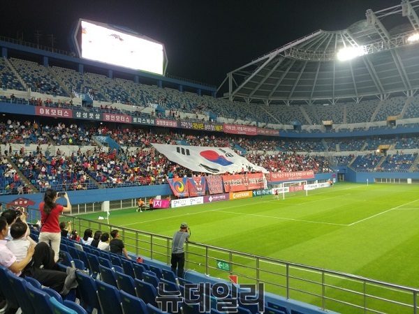 ▲ 18일 밤 대전시민들이 대전월드컵경기장에서 러시아 월드컵 한국과 스웨덴 경기에서 대한민국 선수들을 응원하고 있다.ⓒ김정원 기자