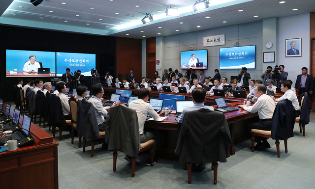 ▲ 문재인 대통령이 지난 18일 수석보좌관 회의를 주재하는 모습. ⓒ청와대 제공