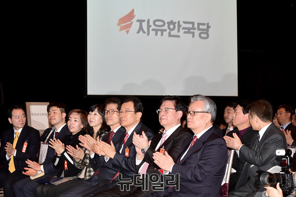▲ 2017년 2월 자유한국당이 새 당명으로 채택돼 공개되고 있는 가운데 당시 인명진 비상대책위원장과 정우택 원내대표 등이 박수를 치고 있다 ⓒ뉴데일리DB