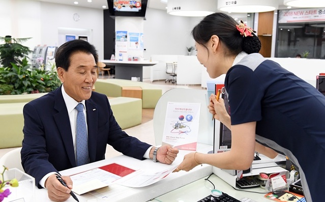 ▲ 김지완 BNK금융지주 회장이 19일 오전 부산은행 본점 영업부를 방문해 BNK자산운용의 2세대 통일펀드인 'BNK브레이브뉴코리아 펀드'에 가입하는 모습. ⓒBNK금융지주