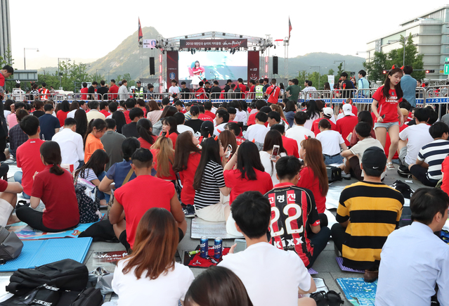 지난 18일 시민들이 서울 광화문 광장에서 가수들의 공연과 함께 거리응원에 나서고 있는 모습. ⓒKT