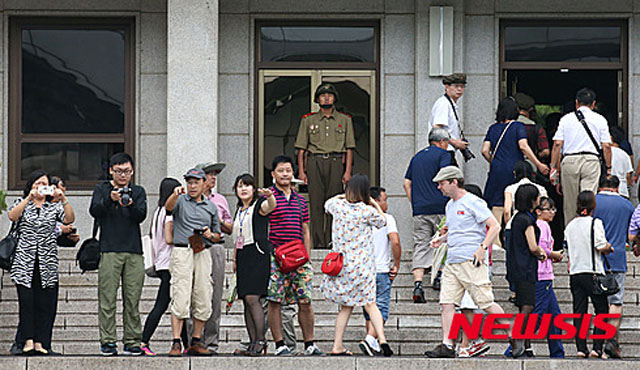 ▲ 2015년 7월 판문점 북측 통일각에 나타난 외국인 관광객들. ⓒ뉴시스. 무단전재 및 재배포 금지.