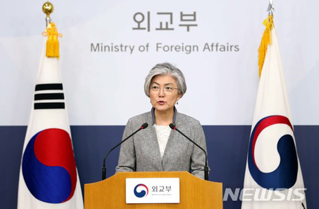 ▲ 지난 18일 서울 외교부 청사에서 취임 1주년 기자회견을 갖는 강경화 외교장관. 그는 이 자리에서 