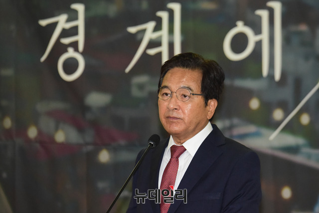 ▲ 19일 오전 10시 여의도 국회의원회관 제2세미나실에서 열린 제3국 출생 탈북청소년 다큐멘터리 '경계에 선 아이들'시사회에서 심재철 전 국회부의장이 축사하고 있다. ⓒ 이종현 기자