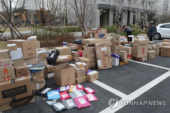 ▲ 지난 4월 다산신도시의 한 아파트 단지에 택배가 쌓여있다. ⓒ연합뉴스