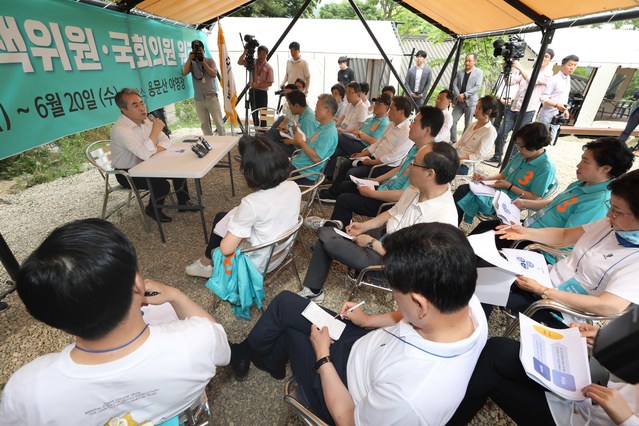 ▲ 19일 오후 경기 양평 용문산야영장에서 열린 바른미래당 비상대책위원-국회의원 워크숍에서 김동철 비대위원장을 비롯한 참석자들이 이종훈 정치평론가의 발제를 경청하고 있다. ⓒ뉴시스 DB