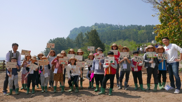 ▲ 울릉군 농업기술센터가 운영하는 2018년 어린이농부학교 4회차 교육에 참여한 학생들 모습.ⓒ울릉군