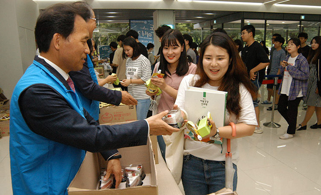 ▲ 사진은 영진전문대학교가 19일 오후 학내 도서관에서 가진 기말고사 격려 간식 지원 행사 모습.ⓒ영진전문대