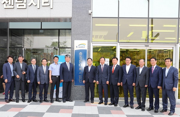 ▲ 지난 19일 충남 태안 유류피해극복기념관에는 미국, 스웨덴, 영국, 일본, 호주 등 5개국에서 7명의 유류사고 전문가들이 방문했다.ⓒ충남도