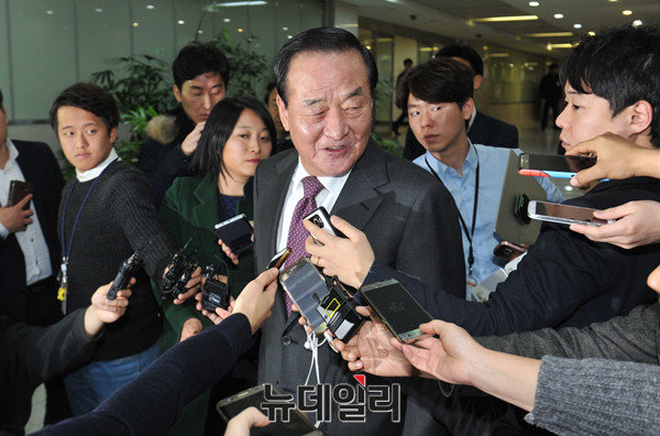 ▲ 기자회견 뒤 기자들의 질문을 받고 있는 서청원 의원. 서 의원은 20일 자유한국당을 전격 탈당했다. ⓒ뉴데일리DB