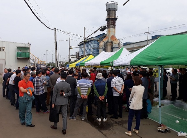 ▲ 당진항 야적장 인근 당진시 송악읍 고대1리 마을 주민 100여명이 19일 문제의 대진침대 매트리스 반입 중지를 요구하며 현수막을 내걸고 천막농성을 벌이고 있다.ⓒ당진시