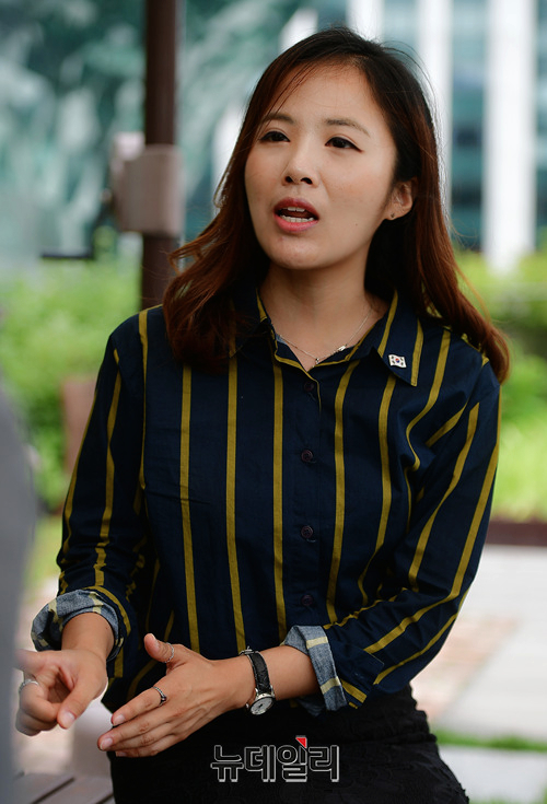 ▲ 19일 오후 서울도서관 야외옥상에서 여명 자유한국당 서울시의원 당선인이 지방선거 결과와 관련해 견해를 밝히고 있다. ⓒ 뉴데일리 정상윤 기자.