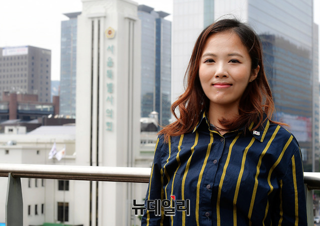 ▲ 여명 당선인이 서울시의회 의사당 건물을 배경으로 미소를 짓고 있다. ⓒ 뉴데일리 정상윤 기자