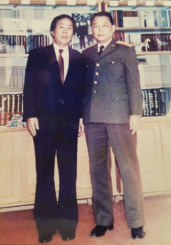 조흥연 대한민국 공무원 공상연합회 총재가 1980년 조 장군이 후근부장으로 근무할 때 중국 베이징 자택에서 찍은 사진.ⓒ조흥연 공무원 공상연합회 총재