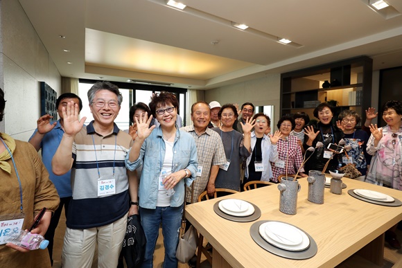 ▲ '꽃보다 위한 그대' 행사에 참여한 대우건설 임직원 부모님들이 '써밋갤러리'에서 기념촬영을 하고 있다. ⓒ대우건설