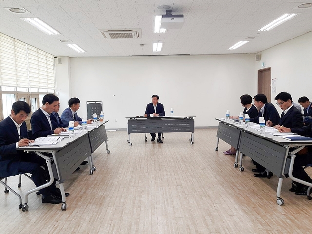 ▲ 김대권 수성구청장 당선인이 주요 현안에 대해 보고를 받고 있다.ⓒ김대권 당선자측