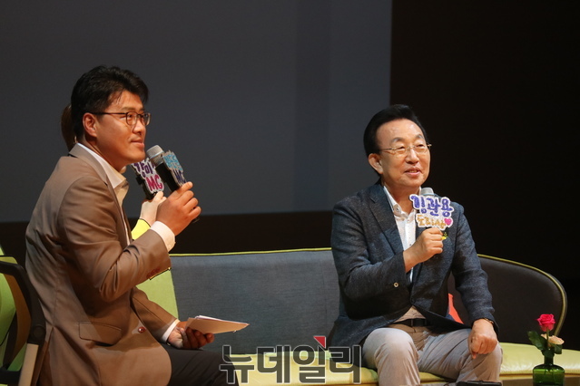 김관용 도지사가 북콘서트에서 사회자 질문에 답하고 있다.ⓒ뉴데일리