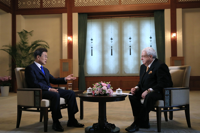 ▲ 문재인 대통령이 20일 러시아의 미하일 구스만 타스통신 제1부사장 겸 편집총국장과 인터뷰를 하고 있다. ⓒ청와대 제공