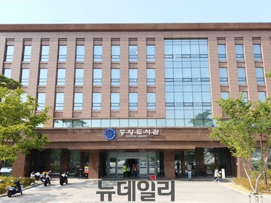 ▲ 자율개선대학에 선정된 청주대학교 중앙도서관 전경.ⓒ박근주 기자