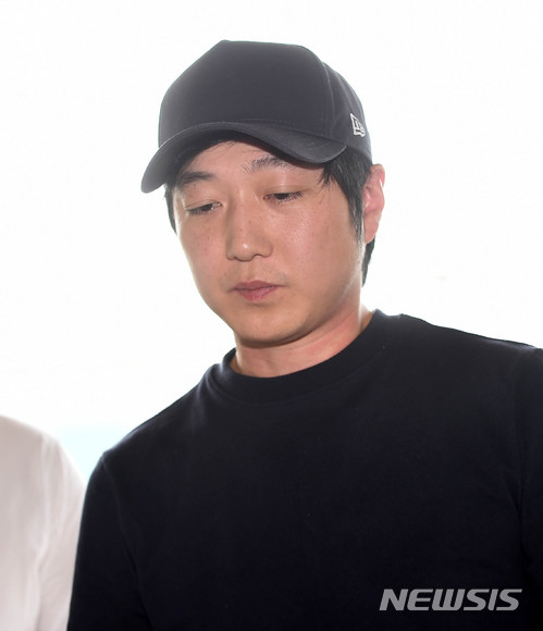 ▲ 조재범 전 국가대표팀 코치가 18일 오전 수원 경기남부경찰청 광역수사대에서 조사를 받기 위해 출석하고 있다. ⓒ 뉴시스