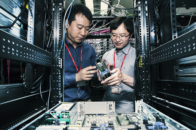 ▲ SK텔레콤 분당 사옥에서 연구원들이 AI 가속 솔루션을 테스트하고 있는 모습. ⓒSK텔레콤