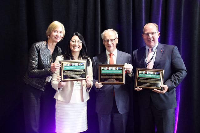 ▲ 미국 타코마에서 개최된 AgTC 연례행사에서 (좌측부터) 현대상선 관계자(Jane Wisdom, Betsy Miller)와 Hamburg Süd,OOCL 관계자가 '2018 우수 선사상'을 수상한 뒤 기념 촬영을 하고 있다. ⓒ현대상선