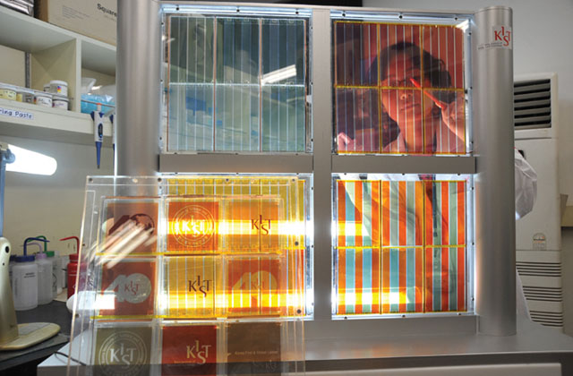 ▲ 한국과학기술원(KIST)가 2017년 5월 공개한 박막형 창문 태양전지. ⓒKIST 배포사진.