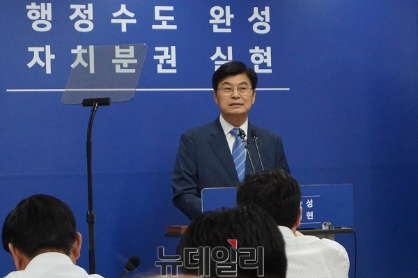 ▲ 이춘희 세종시장이 21일 시청에서 기자들의 질문에 답변을 하고 있다.ⓒ김정원 기자