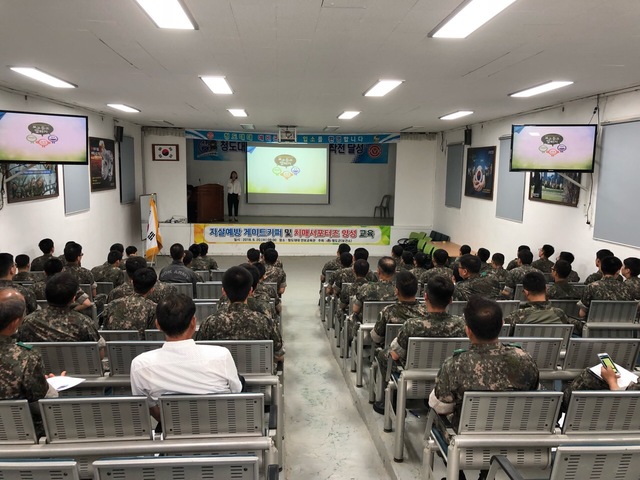 ▲ 청도군은 지난 20일 청도대대 안보교육관에서 군인 장병 60명 대상으로 ‘생명사랑지킴이 자살예방 게이트키퍼 및 치매서포터즈 양성 교육’을 가졌다.ⓒ청도군