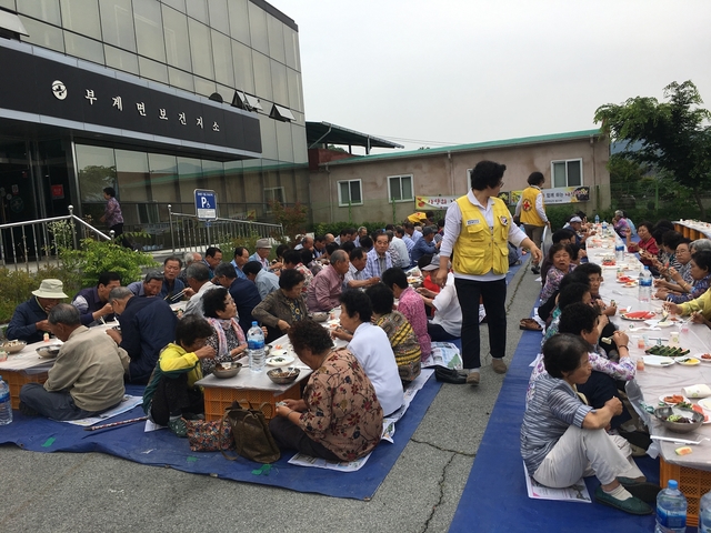 ▲ 군위군 부계면 적십자봉사회(회장 임계자)는 부계면사무소 전정에서 지역 어르신들을 위해 ‘사랑의 짜장 나눔’행사를 가졌다.ⓒ군위군