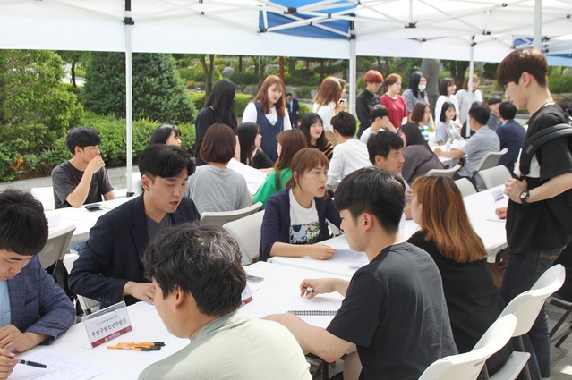 ▲ 대구과학대가 20일 개최한 ‘2018 가족기업 취업설명회’에서 가족회사 관계자들과 학생들이 취업상담을 하고 있다.ⓒ대구과학대학교