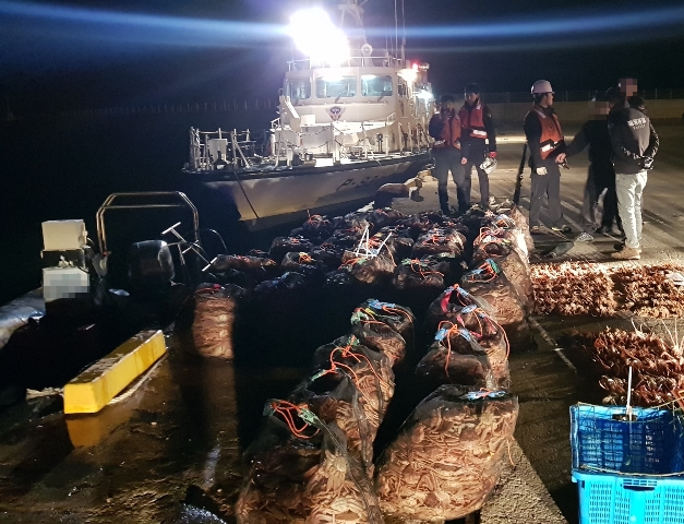 ▲ 포항해경이 지난 2월 영일만항에서 고무보트를 이용해 불법으로 암컷 대게를 운반하는 사범을 검거했다.ⓒ포항해경