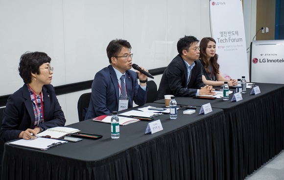▲ LG이노텍 CTO 권일근 전무(왼쪽에서 두번째)가 열전 반도체 테크 포럼 기자 간담회에서 답변하고 있는 모습ⓒLG이노텍