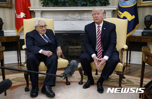 ▲ 도널드 트럼프 美대통령 초청으로 백악관을 찾은 헨리 키신저 前국무장관. ⓒ뉴시스. 무단전재 및 재배포 금지.