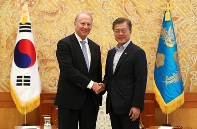 ▲ 2017년 6월 트럼프 美대통령의 대외전략 멘토로 알려진 리처드 하스 美외교협의회(CFR) 회장이 문재인 대통령과 만났다. ⓒ뉴시스. 무단전재 및 재배포 금지.