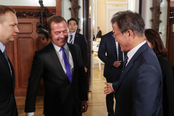 ▲ 문재인 대통령이 지난 21일 드밑리 메드베데프 러시아 총리를 만난 모습. ⓒ뉴시스 DB