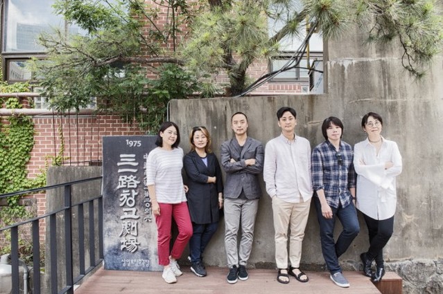 ▲ 삼일로창고극장 운영위원회(사진 왼쪽부터 박지선, 오성화, 이경성, 전윤환, 정진세, 우연)ⓒ서울문화재단