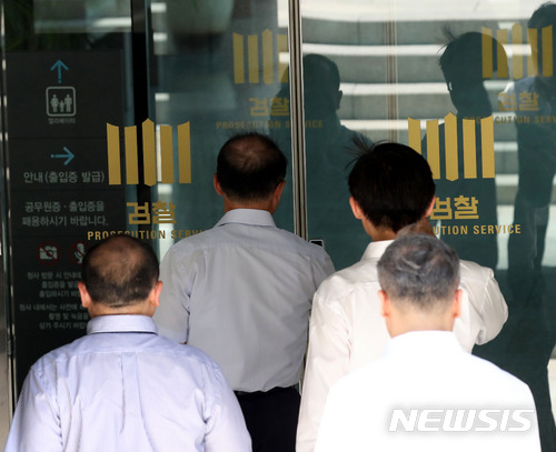 ▲ 검경수사권 조정 정부합의안이 발표된 21일, 서울 서초동 대검찰청 청사로 직원들이 들어가고 있다. ⓒ 사진 뉴시스