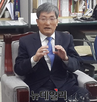 ▲ 지난해 5월 당시 노영민 전 의원이 충북도 기자실을 찾아 문재인 정부의 인사와 관련해 설명하고 있다.ⓒ뉴데일리 충청본부 D/B